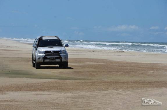 Dirigindo na Praia do Cassino que, com mais de 250 km de extensão, é a mais longa do mundo. Fica entre Chuí e Rio Grande, no Rio Grande do Sul